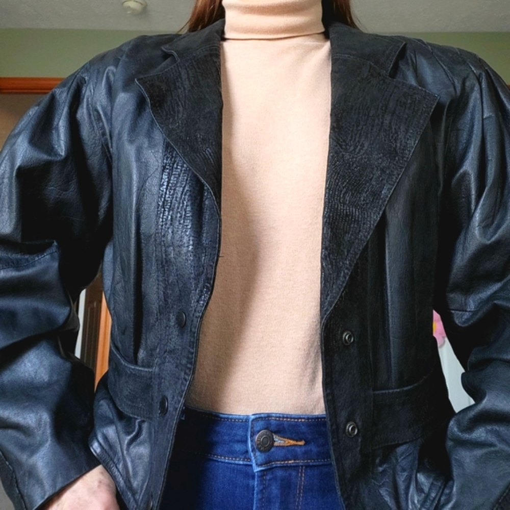 Sleek Black Leather Jacket with Tailored Fit